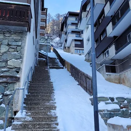 In Mit Toller Aussicht Aufs Dorf Zermatt